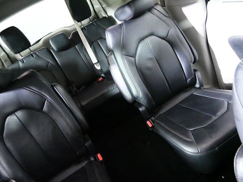 Used 2018 Chrysler Pacifica Touring-L w/ Premium Audio Group FWD image 14