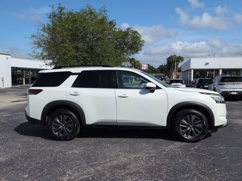 Used 2022 Nissan Pathfinder SV FWD image 3