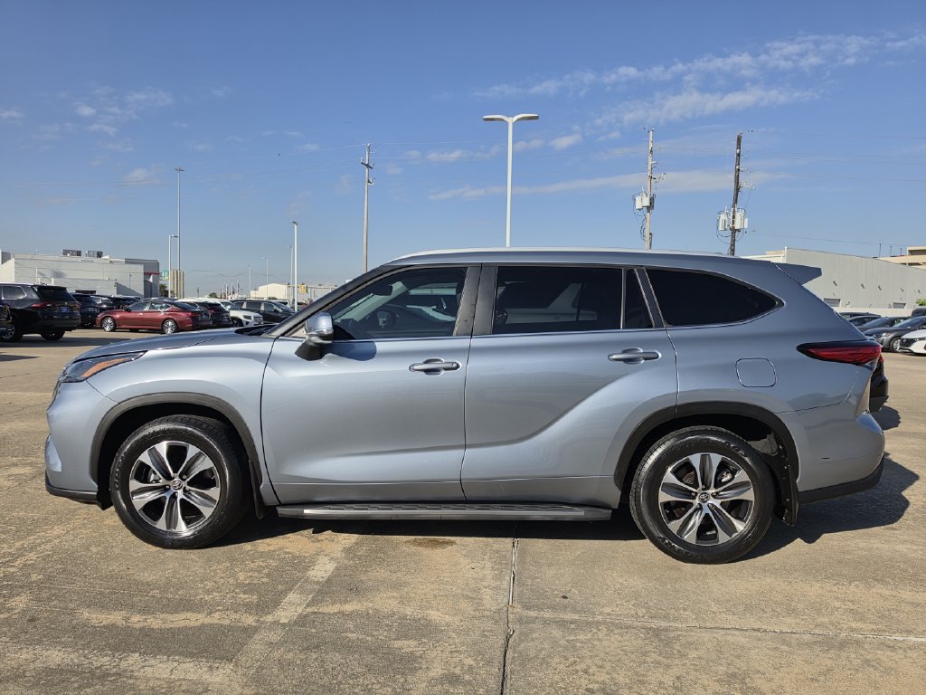 Used 2023 Toyota Highlander XLE FWD image 6