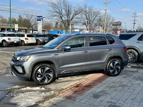 Used 2024 Volkswagen Taos SE image 3