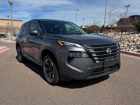 Used 2024 Nissan Rogue SV image 1