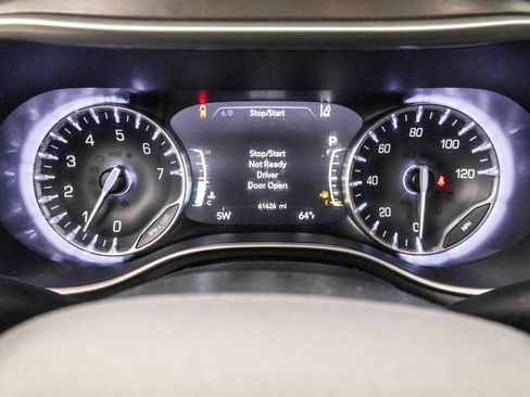 Used 2023 Chrysler Pacifica Touring-L image 21