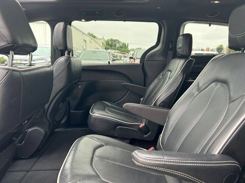 Used 2025 Chrysler Pacifica Limited FWD image 19