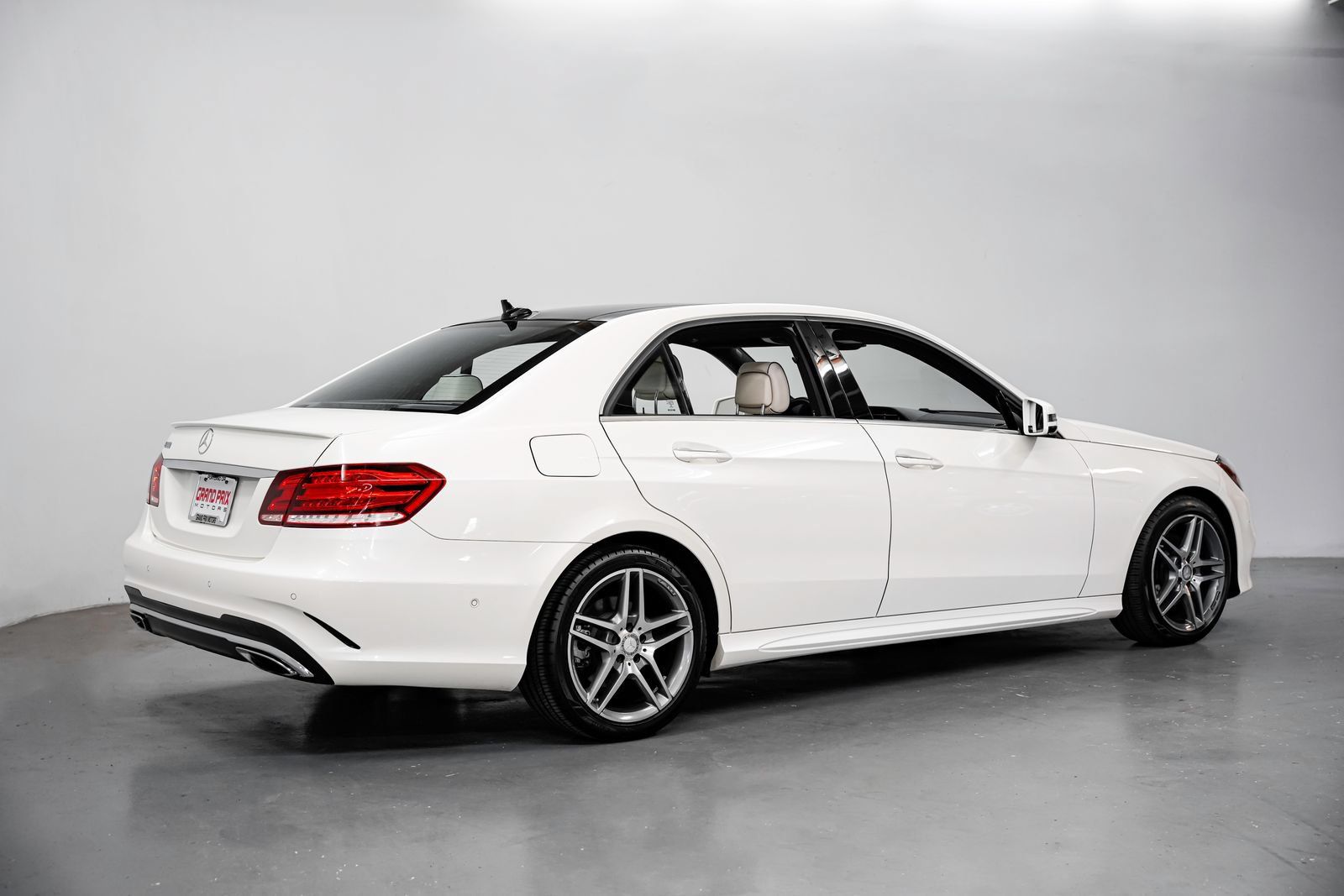 Used 2015 Mercedes-Benz E 400 Sedan image 3