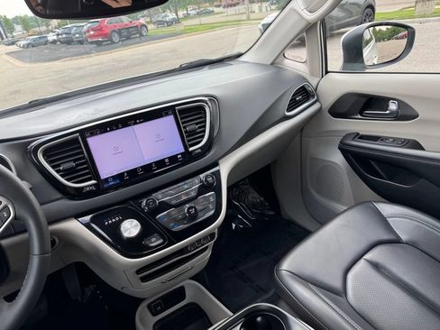 Used 2023 Chrysler Pacifica Touring-L FWD image 2
