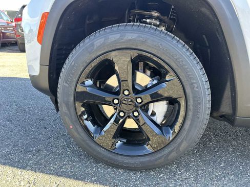 New 2025 Jeep Grand Cherokee Limited w/ Black Appearance Package image 18