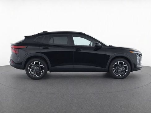 Used 2025 Chevrolet Trax LT FWD image 2