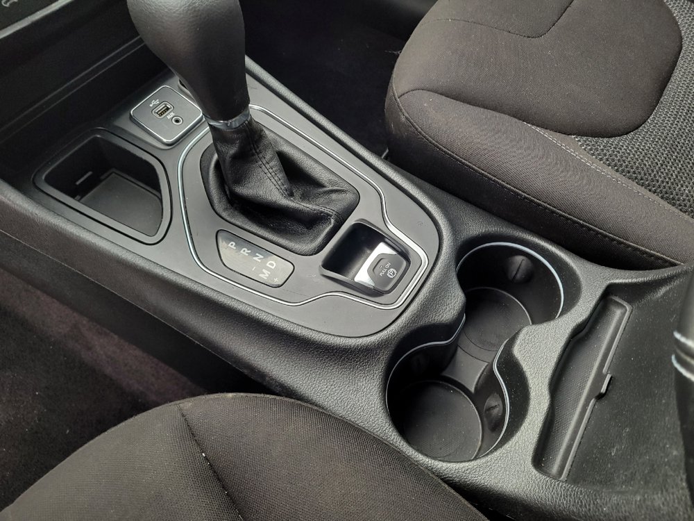 Used 2019 Jeep Cherokee Latitude w/ Popular Appearance Group FWD image 26