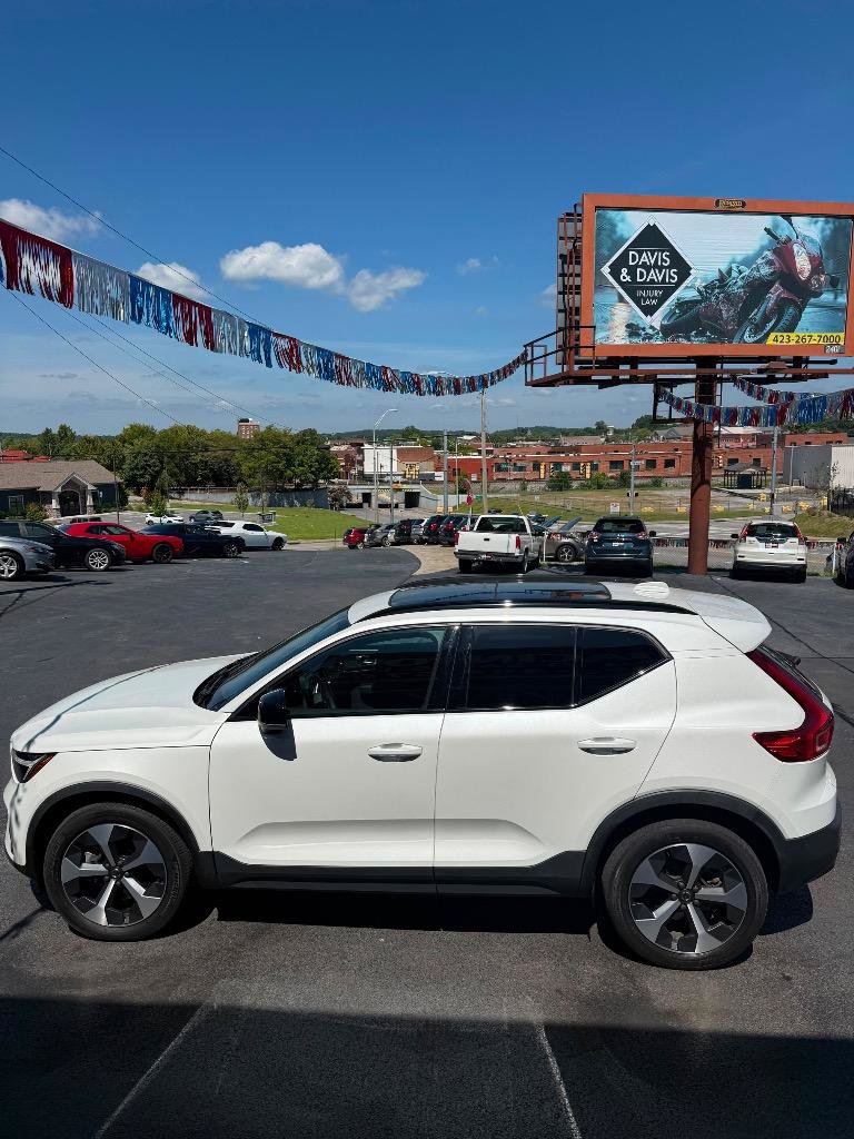 Used 2023 Volvo XC40 B5 Plus AWD/4WD image 4