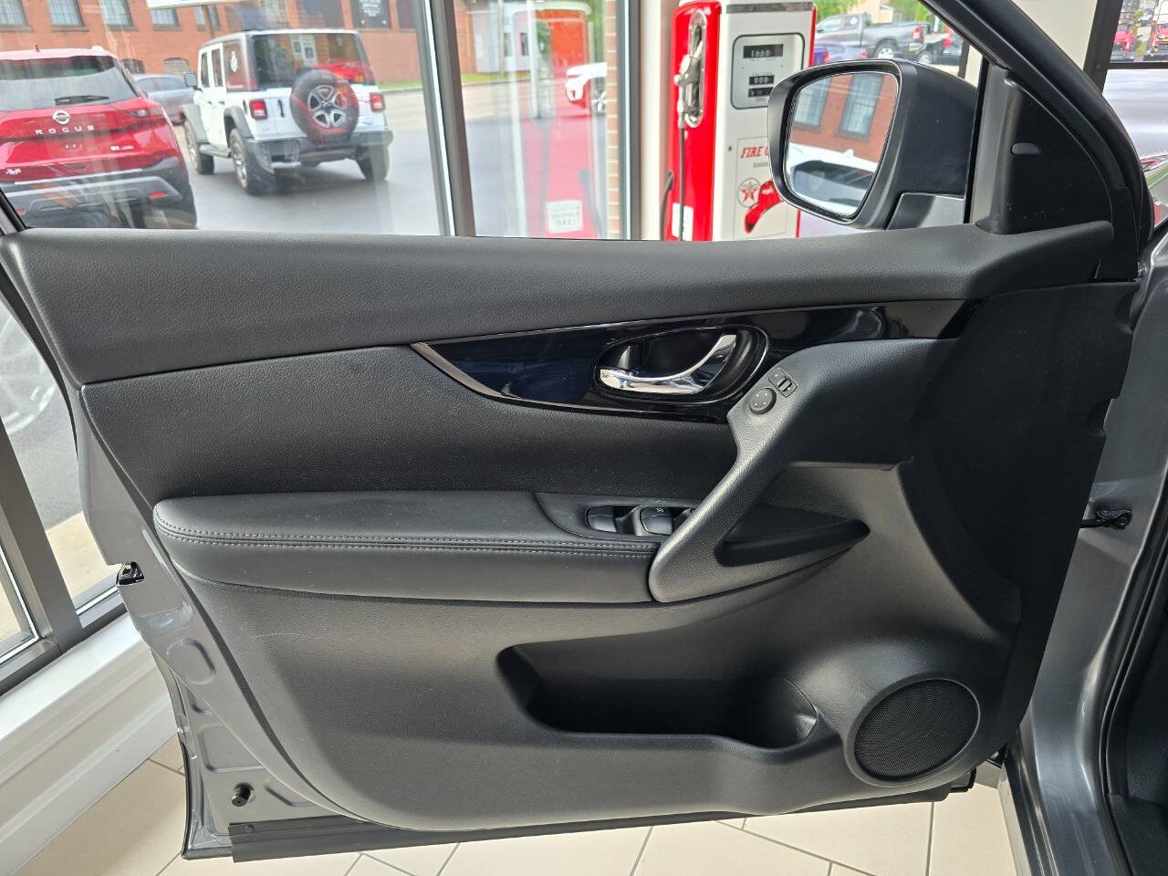 Used 2022 Nissan Rogue Sport SV AWD/4WD image 17