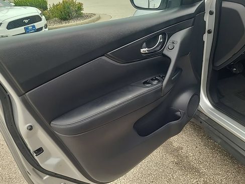 Used 2018 Nissan Rogue SV AWD/4WD image 12