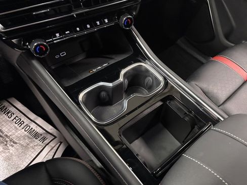 Used 2024 Chevrolet Traverse RS image 24