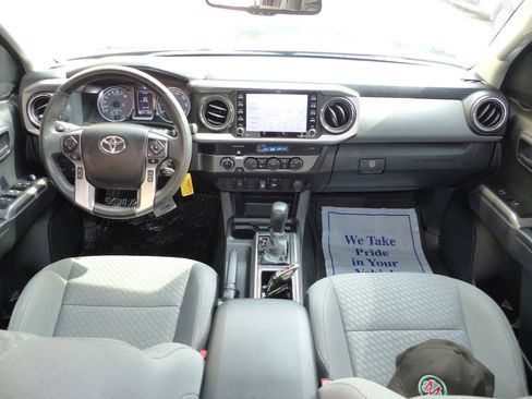 Used 2022 Toyota Tacoma SR5 AWD/4WD image 32