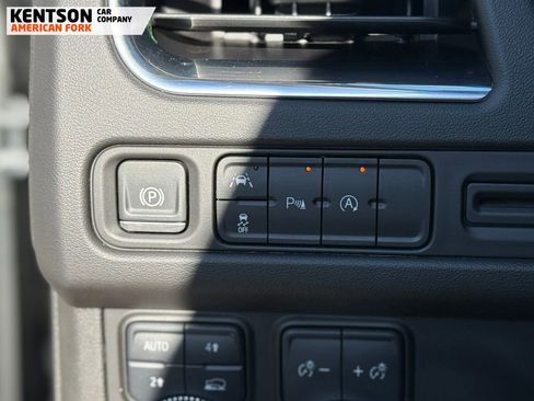 Used 2023 GMC Yukon XL SLT AWD/4WD image 17