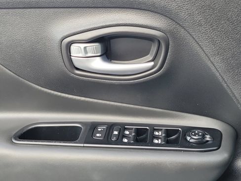 Certified 2020 Jeep Renegade Altitude FWD image 11