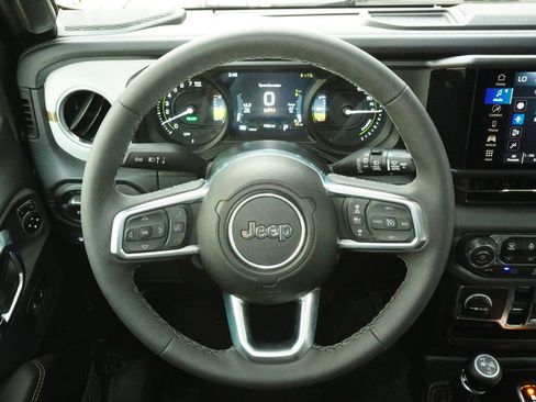 Used 2025 Jeep Wrangler Unlimited Sahara AWD/4WD image 18