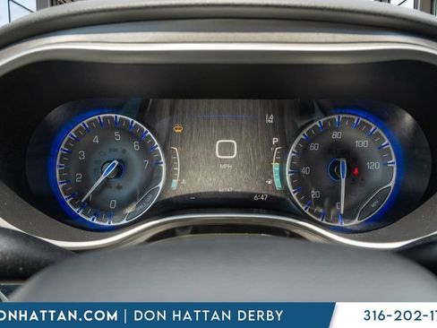 Used 2023 Chrysler Pacifica Touring-L FWD image 8