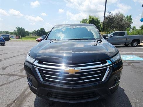 Used 2023 Chevrolet Traverse LT FWD image 2