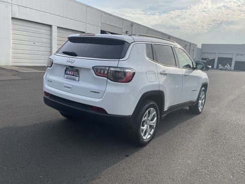 Used 2024 Jeep Compass Latitude AWD/4WD image 5