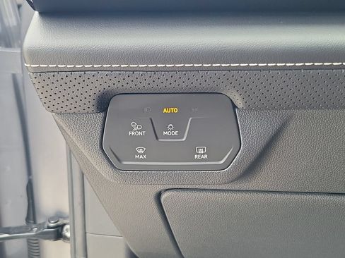 Used 2024 Volkswagen Atlas Cross Sport SE FWD image 19