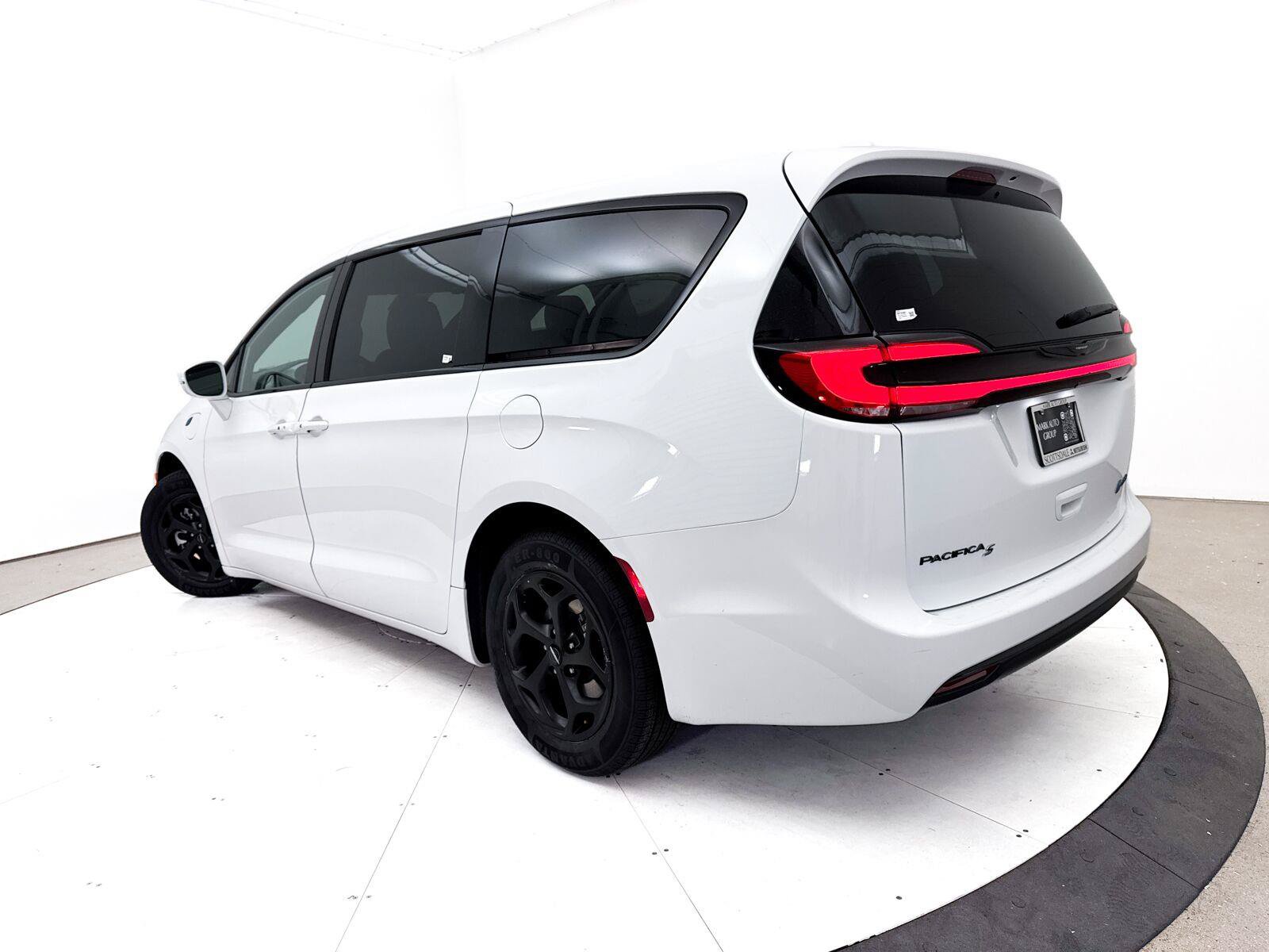 Used 2022 Chrysler Pacifica Touring-L w/ S Appearance Package FWD image 2