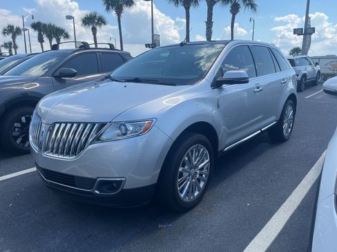 Used 2013 Lincoln MKX FWD image 4