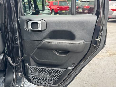Used 2018 Jeep Wrangler Unlimited Sahara w/ Dual Top Group AWD/4WD image 17