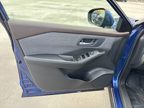 Used 2023 Nissan Rogue SV image 13