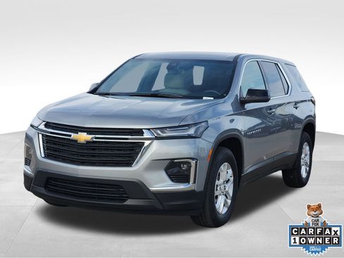 Used 2023 Chevrolet Traverse LS image 3
