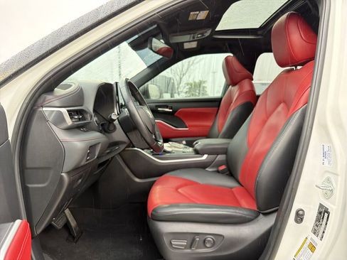 Used 2021 Toyota Highlander XSE FWD image 11