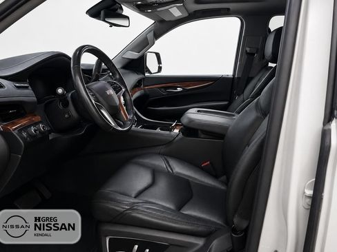 Used 2019 Cadillac Escalade Luxury AWD/4WD image 7