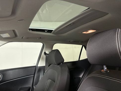 Used 2025 Hyundai Venue SEL FWD image 18