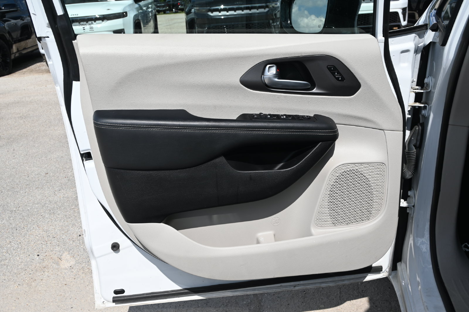 Used 2024 Chrysler Pacifica Touring-L FWD image 8