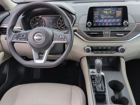 Used 2025 Nissan Altima 2.5 SV FWD image 30