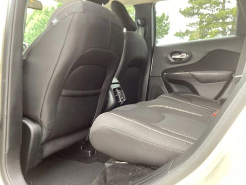 Used 2015 Jeep Cherokee Latitude AWD/4WD image 22