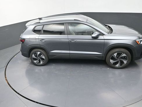 New 2026 Volkswagen Taos SE image 18
