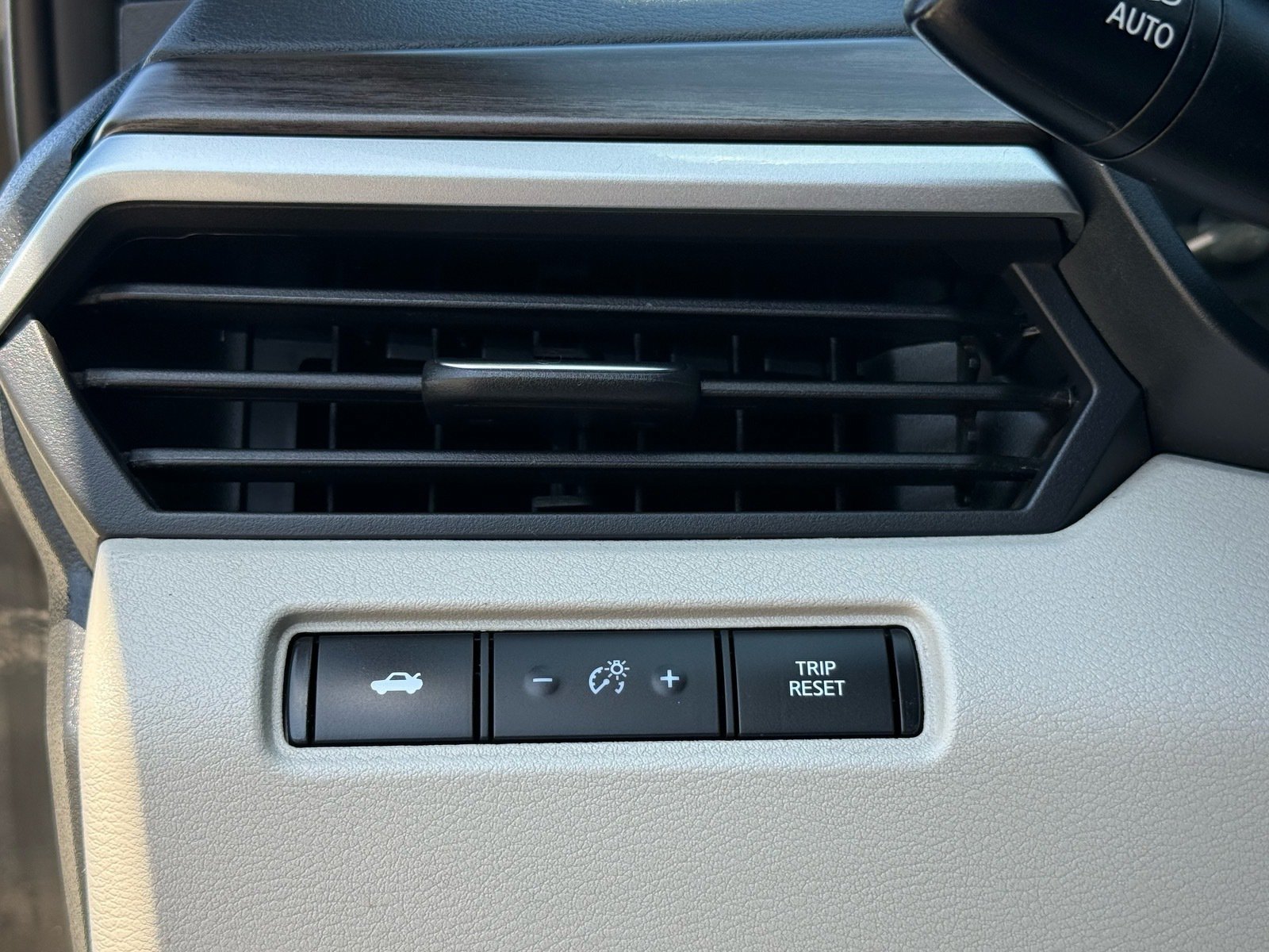 Used 2025 Nissan Altima 2.5 SV FWD image 15