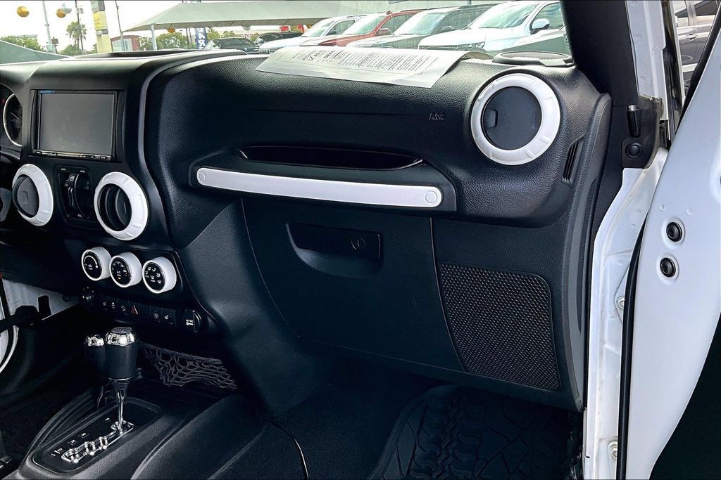 Used 2017 Jeep Wrangler Unlimited Sahara w/ Max Tow Package AWD/4WD image 17