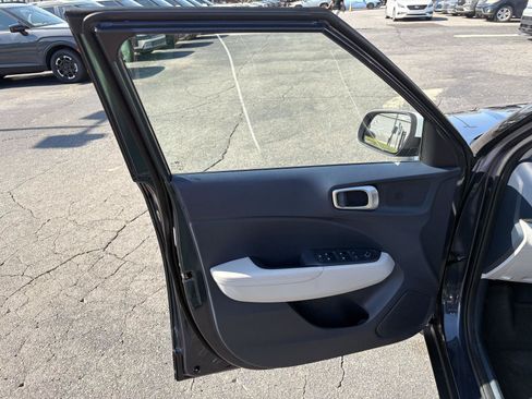 Used 2025 Hyundai Venue Limited FWD image 21