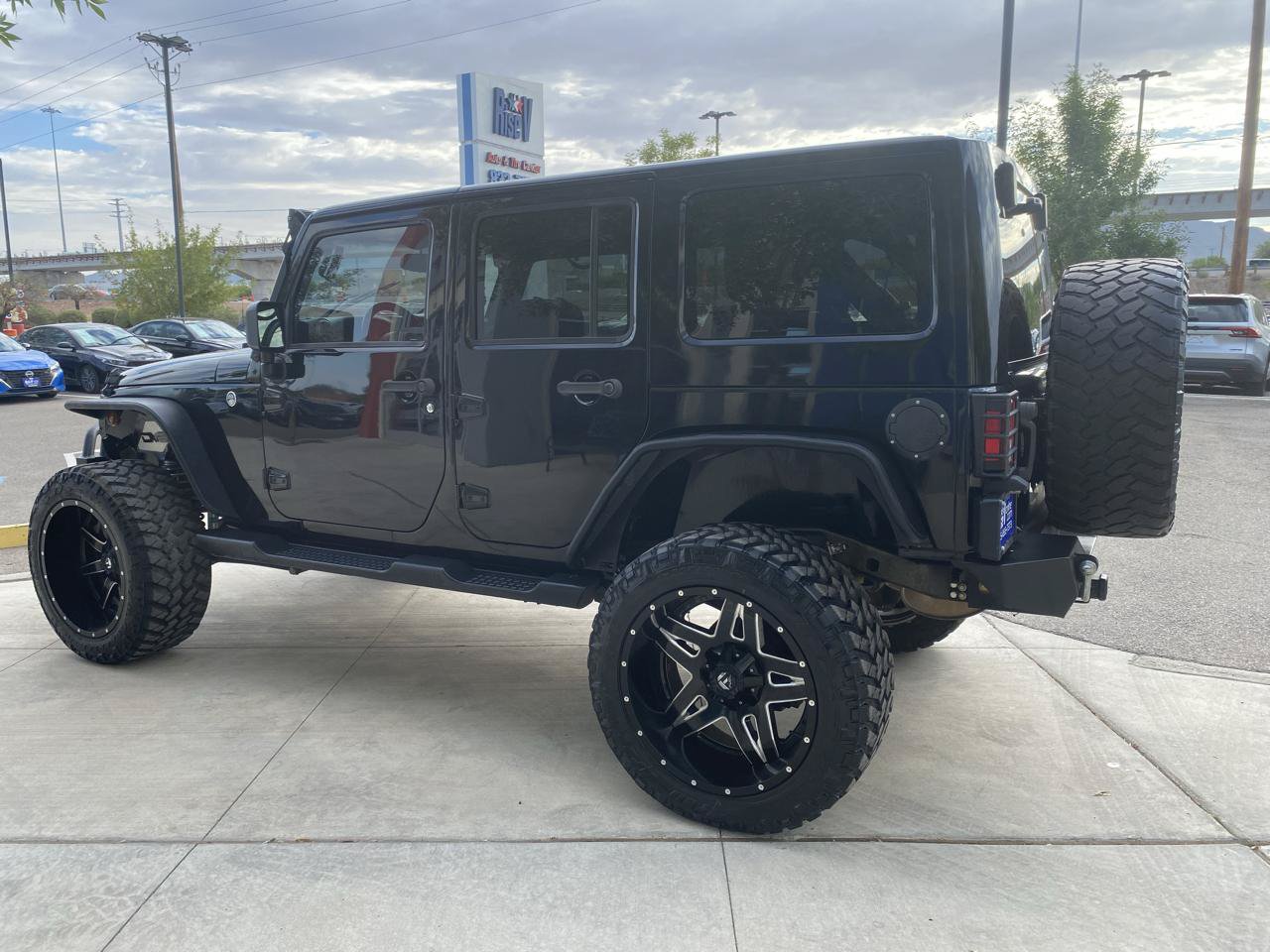 Used 2017 Jeep Wrangler Unlimited Sahara w/ Connectivity Group AWD/4WD image 7