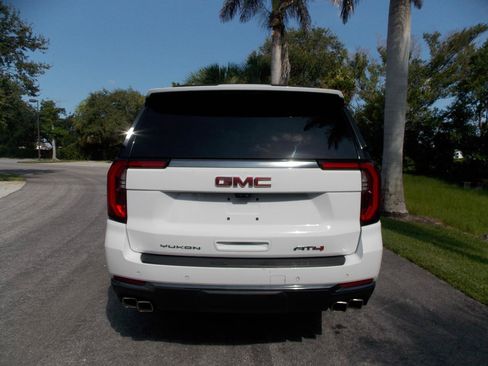 Used 2025 GMC Yukon AT4 w/ AT4 Premium Package AWD/4WD image 13