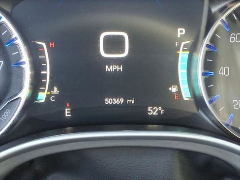 Used 2025 Chrysler Pacifica Select image 13