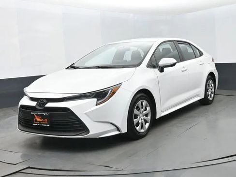 Used 2025 Toyota Corolla LE image 1