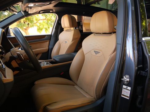 Used 2023 Bentley Bentayga Extended Wheelbase image 16