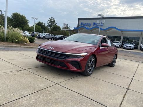Used 2025 Hyundai Elantra Limited FWD image 4