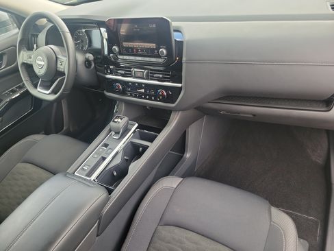 Used 2025 Nissan Pathfinder SV FWD image 18