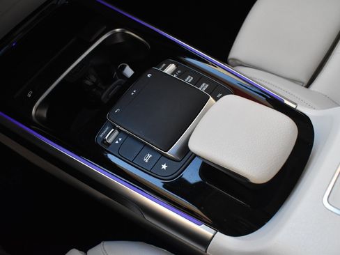 Used 2021 Mercedes-Benz GLB 250 4MATIC w/ Premium Package image 35