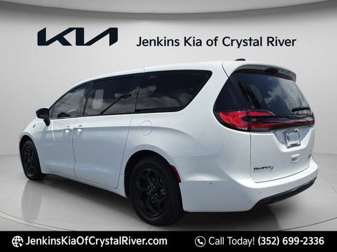 Used 2024 Chrysler Pacifica Limited w/ Uconnect Theater Family Group FWD image 8