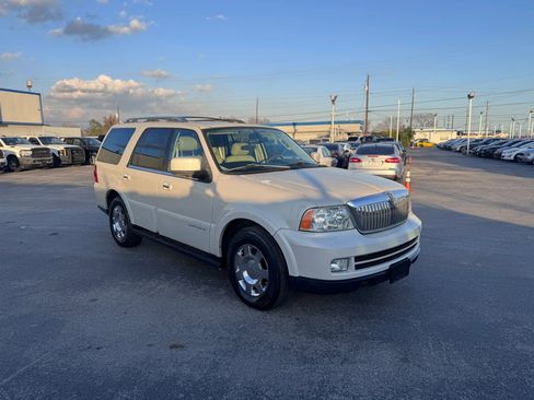 Used 2005 Lincoln Navigator 2WD image 3