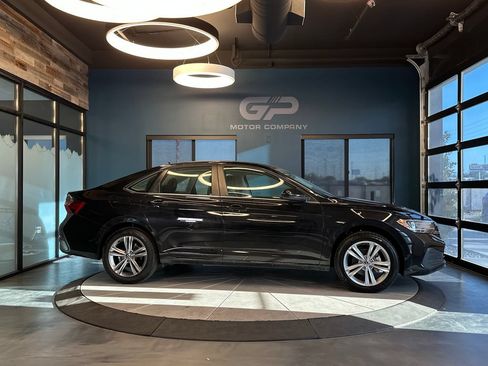Used 2024 Volkswagen Jetta SE FWD image 2